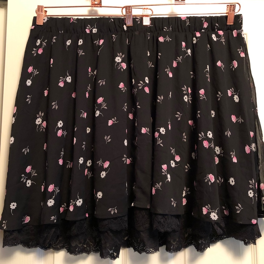 Torrid flower skirt size 3